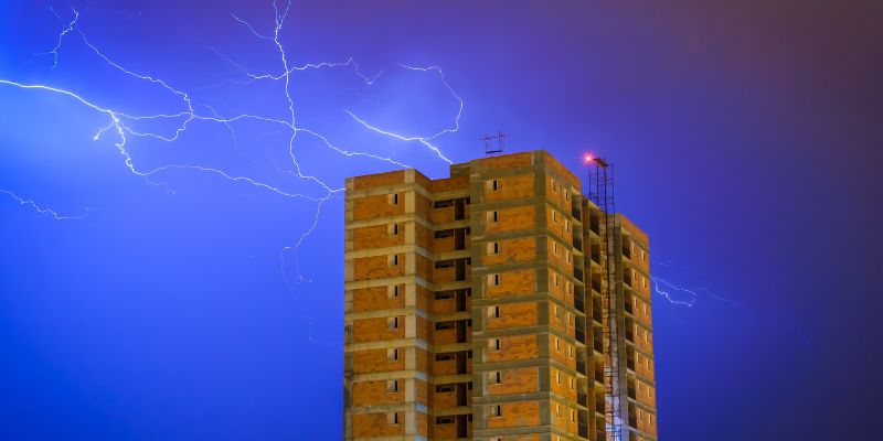 Vista de uma estrutura industrial com sistema de para-raios para proteção contra descargas atmosféricas