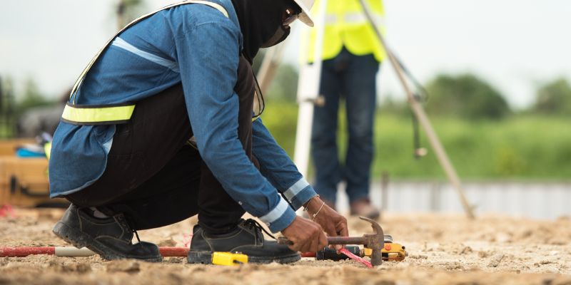 Profissionais realizando sondagem geoelétrica em campo para análise do subsolo em projeto de infraestrutura